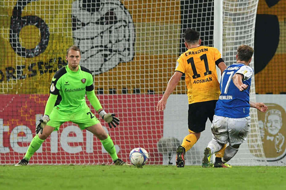 Hier trifft Christoph Helmen zum 1:0 für Bielefeld.