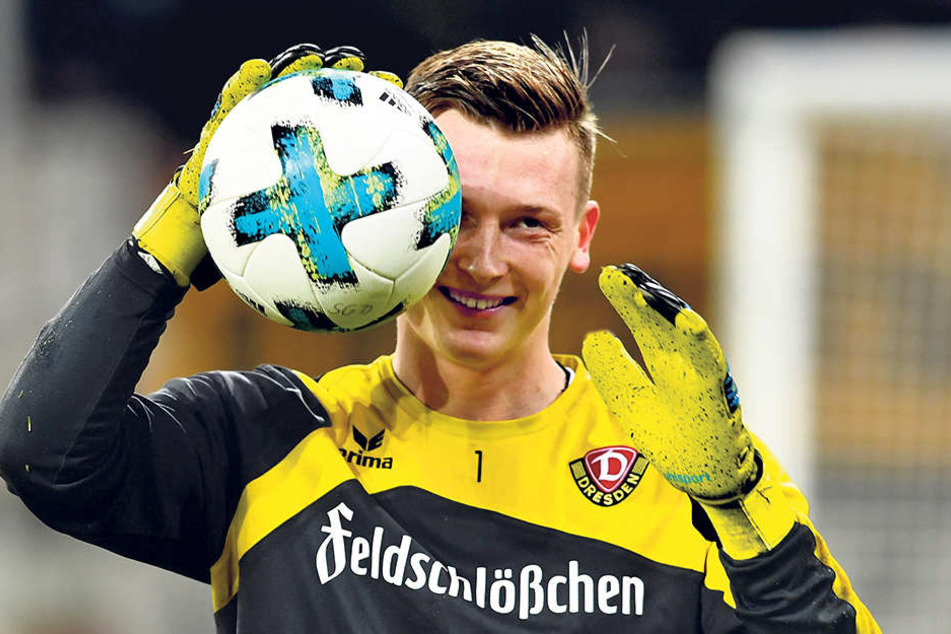 Der erste Sieg, das erste Mal zu null als Dynamos Nummer 1, von den Fans im K-Block bei jeder Aktion beklatscht und gefeiert - Keeper Markus Schubert hat derzeit gut lachen.