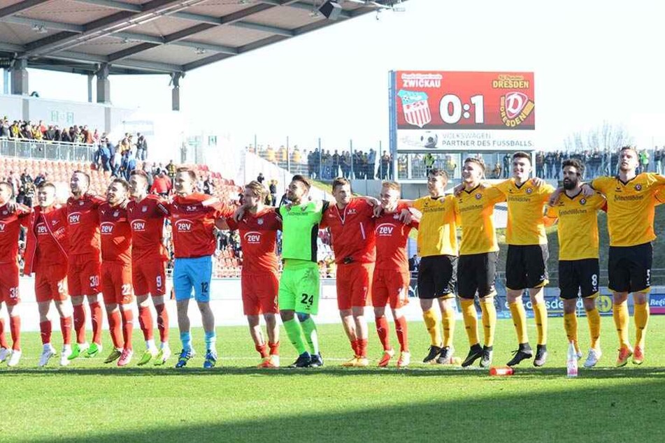 Gemeinsam stark: Zwickauer und Dresdner Spieler feierten nach dem Testspiel mit den Fans.
