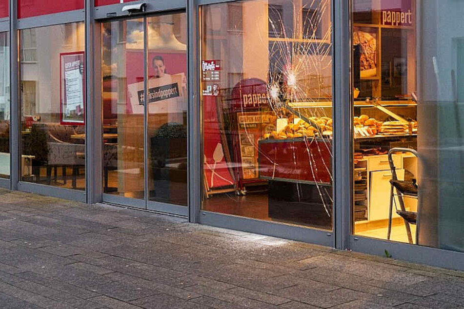 Die Schäden in dem Fenster der Bäckerei stammen von Steinwürfen des später erschossenen Asylbewerbers.