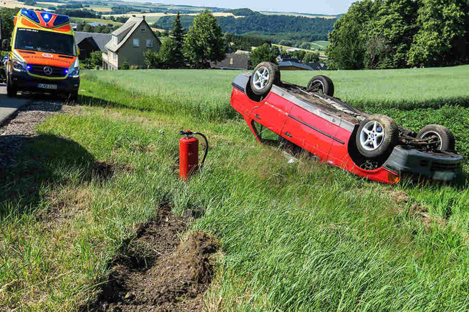 Der BMW landete auf dem Dach in einem Feld.