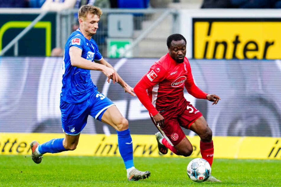 Bernard Tekpetey (r.) sprintet Hoffenheims Stefan Posch davon.