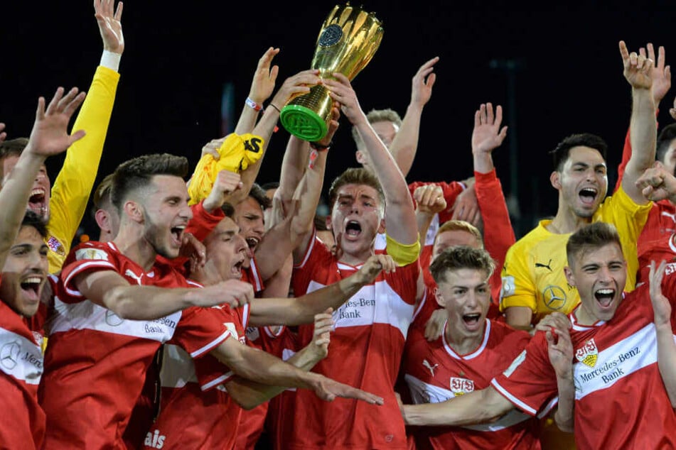 Mai 2019, U19-DFB-Vereinspokal: Kapitän Luca Mack (M) von Stuttgart reckt den Pokal in die Höhe.