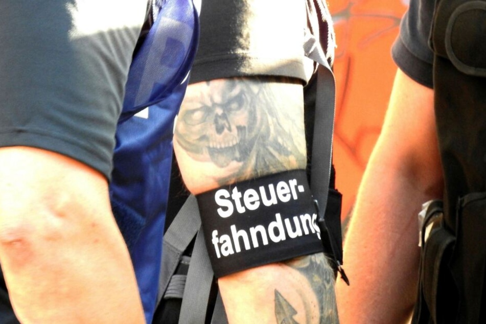 Rund 450 Beamte von Steuerfahndung, Zoll und LKA klopften am Mittwoch in den Geschäftsräumen zweier Leipziger Sicherheitsunternehmen an.