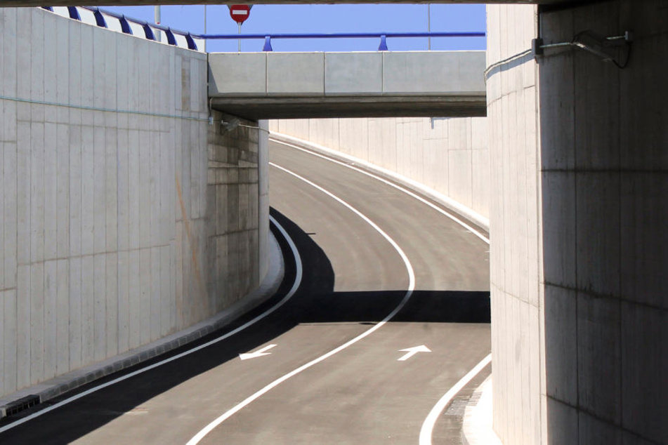 Die Anschlussstelle Paderborn-Sennelager der A33 ist Freitagnacht voll gesperrt. (Symbolbild)
