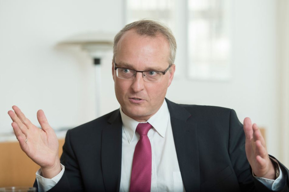 Landesbischof Carsten Rentzing
(49) will sich vor Ort in die Debatte einschalten.