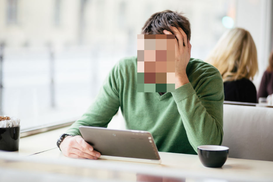 Der 50-jährige saß in dem Café, als die Frau mit dem Messer ankam. (Symbolbild)