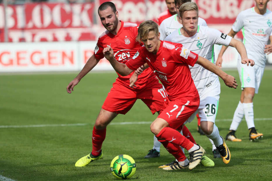 Morris Schröter (Zwickau), Neuzugang Bentley Baxter Bahn (7, Zwickau) und Thore Jacobsen (36, BremenII) im Kampf am Ball.
