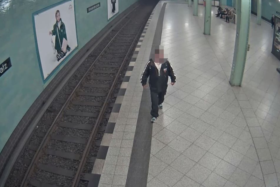 Der Tatverdächtige läuft auf dem U-Bahnhof Alexanderplatz entlang.