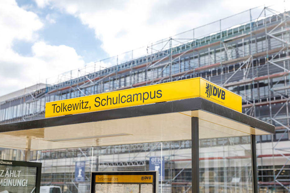 Die neue Haltestelle heißt "Tolkewitz Schulzentrum" (so auch die Ansage in der Bahn). Das Wartehäuschen trägt schon den künftigen Namen "Tolkewitz Schulcampus".