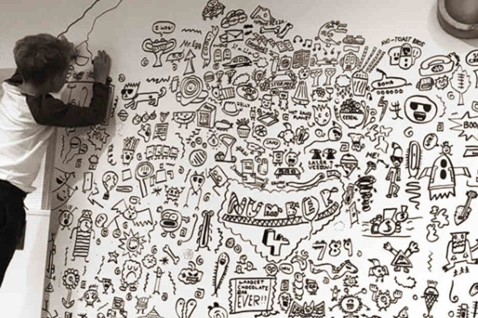 Joe bemalt die Wand im Restaurant mit einem Fettstift.