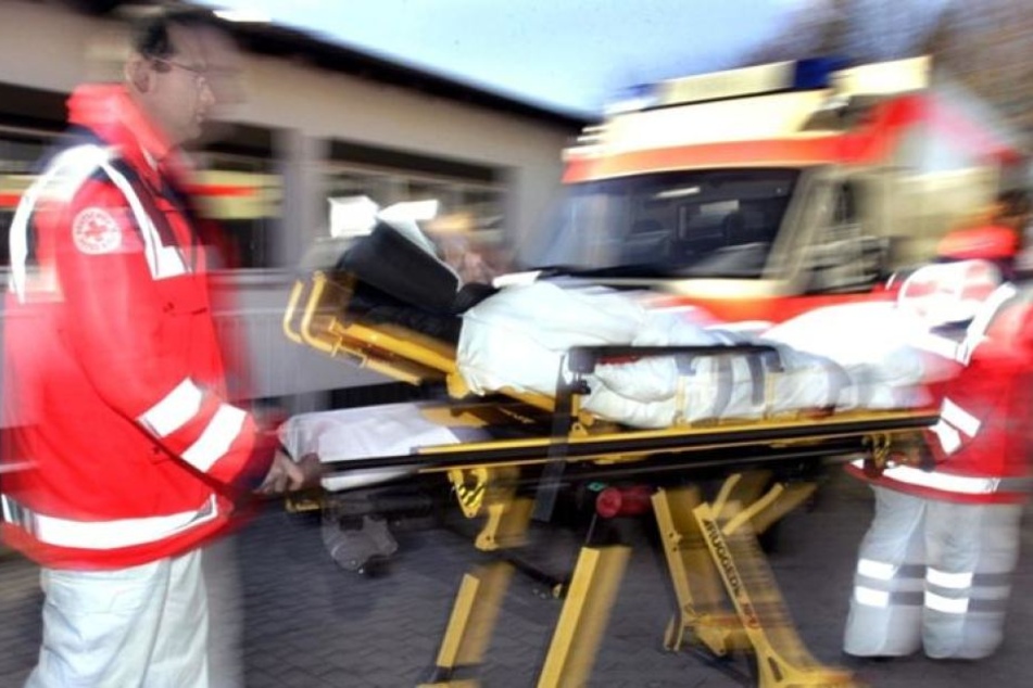 Der Mann wurde mit schweren Verletzungen in ein Krankenhaus gebracht. (Symbolbild)