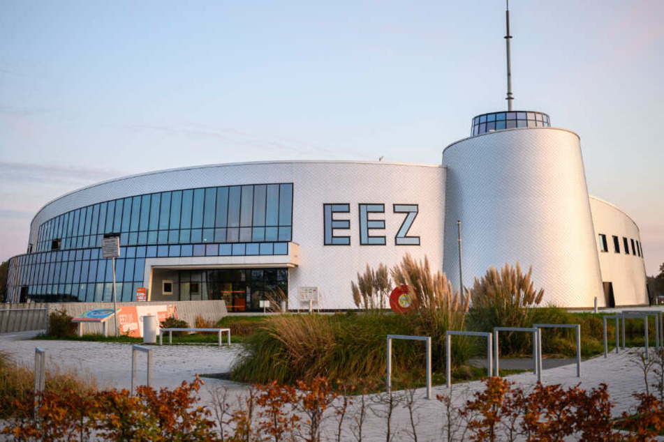 Am Hauptsitz in Aurich unterhält Enercon ein Besucherzentrums, das Energie-, Bildungs- und Erlebniszentrum (EEZ).