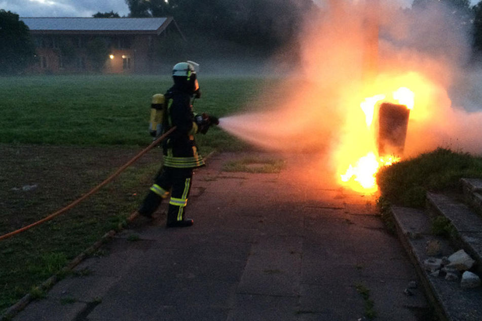 Ein Feuerwehrmann hat den brennenden Stromkasten gelöscht.