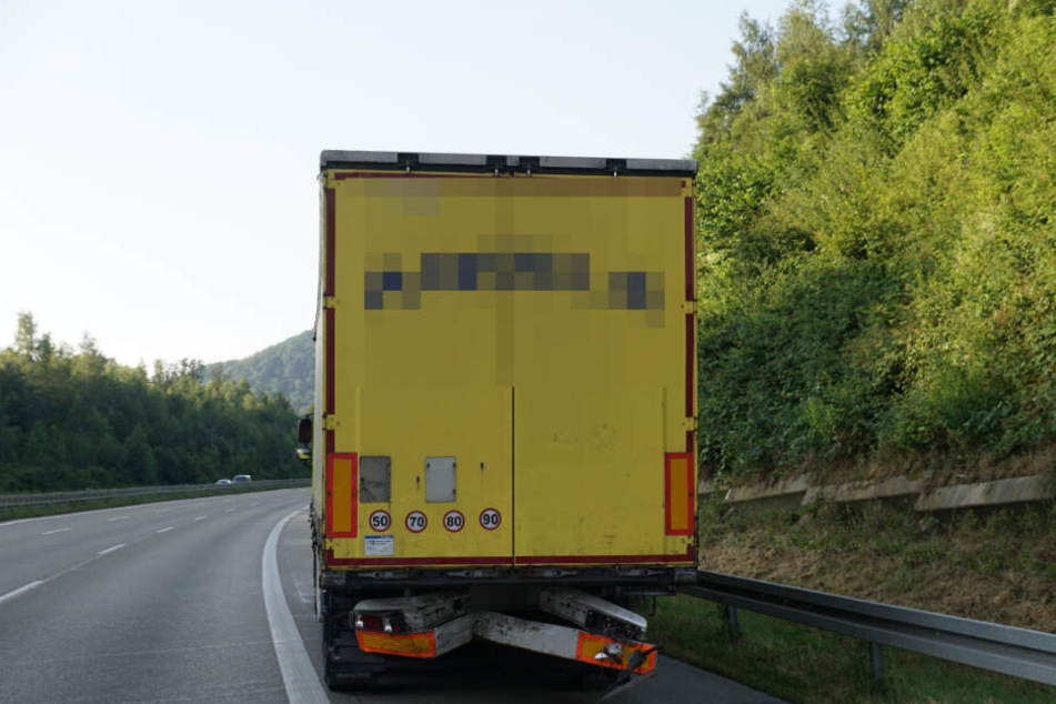 Der Lkw steht mit ramponiertem Heck auf dem Standstreifen.