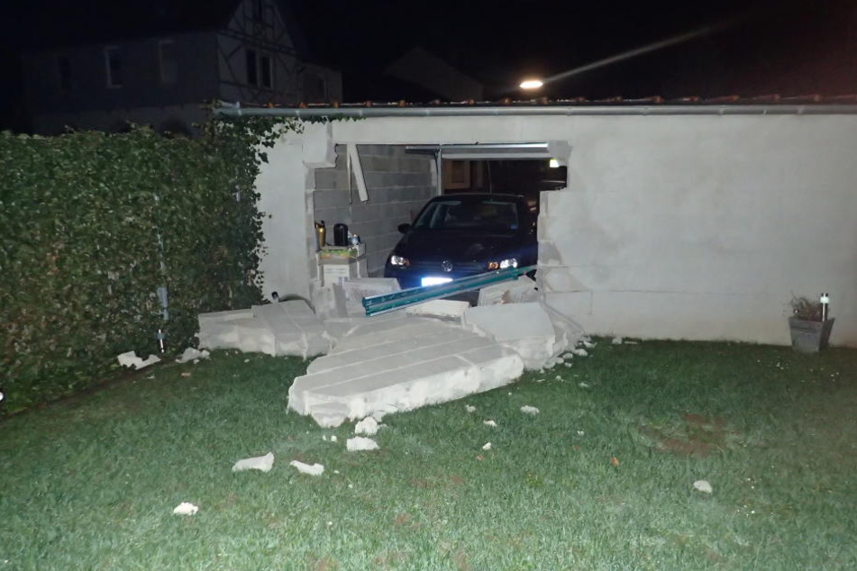 Der VW durchbrach die Garagenrückwand.