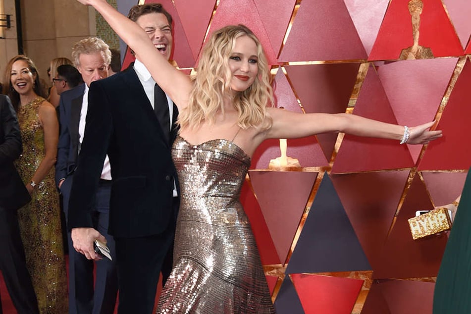 Hat sich Kamilla Senjo bei ihrer Outfit-Wahl etwa vom diesjährigen Oscars-Outfit von Schauspielerin Jennifer Lawrence inspirieren lassen?