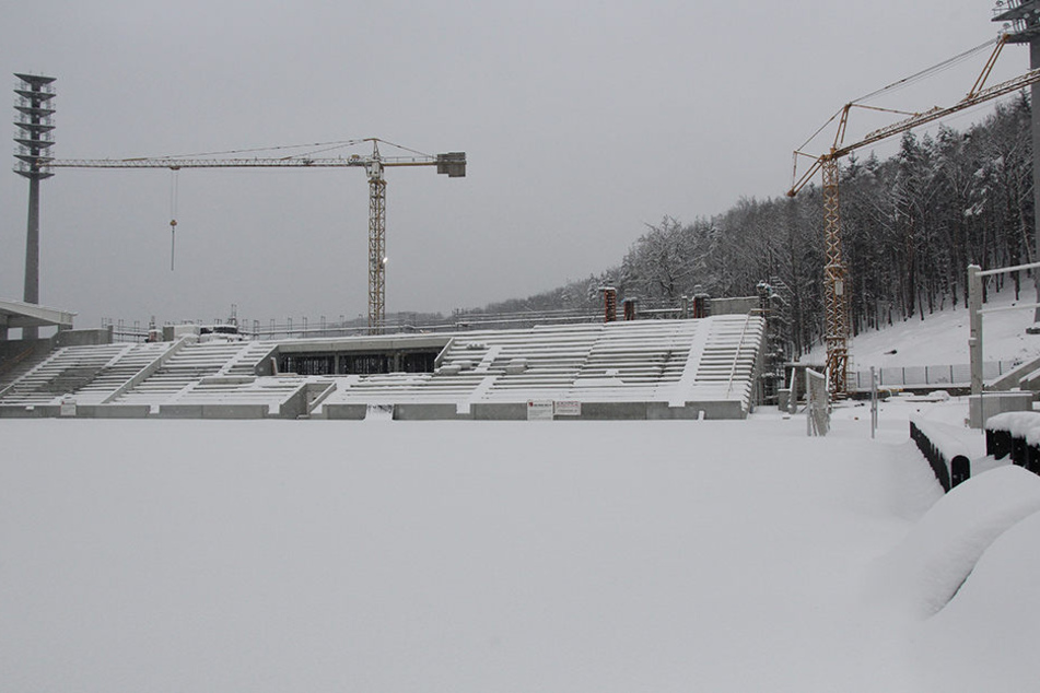 Auf der Haupttribüne fehlt noch die letzte Etage. Ist die fertig, soll Ende März das Dach montiert werden.