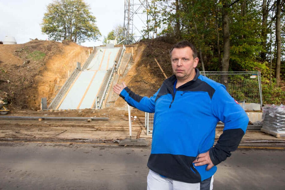 Sieht aus wie eine Sprungschanze, ist aber die Treppe zum Haltepunkt Wittgensdorf. Unmöglich zu erklimmen für Behinderte, findet Kai Tietze (52, Linke)