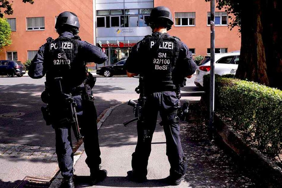 Schwer bewaffnete Spezialkräfte vor dem Gebäude.
