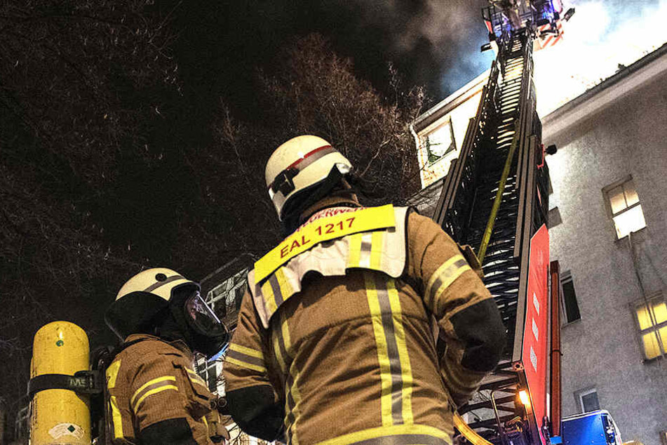 Bei dem Brand in Prenzlauer Berg mussten Anwohner per Drehleiter gerettet werden. (Symbolbild)