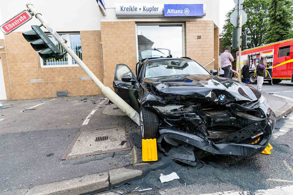 Eins der Autos wurde bei dem Unfall schwer beschädigt.