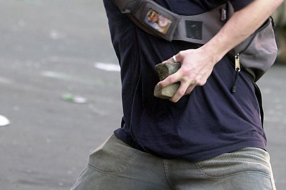 Die Polizei sucht nach einem Steinewerfer. (Symbolbild)