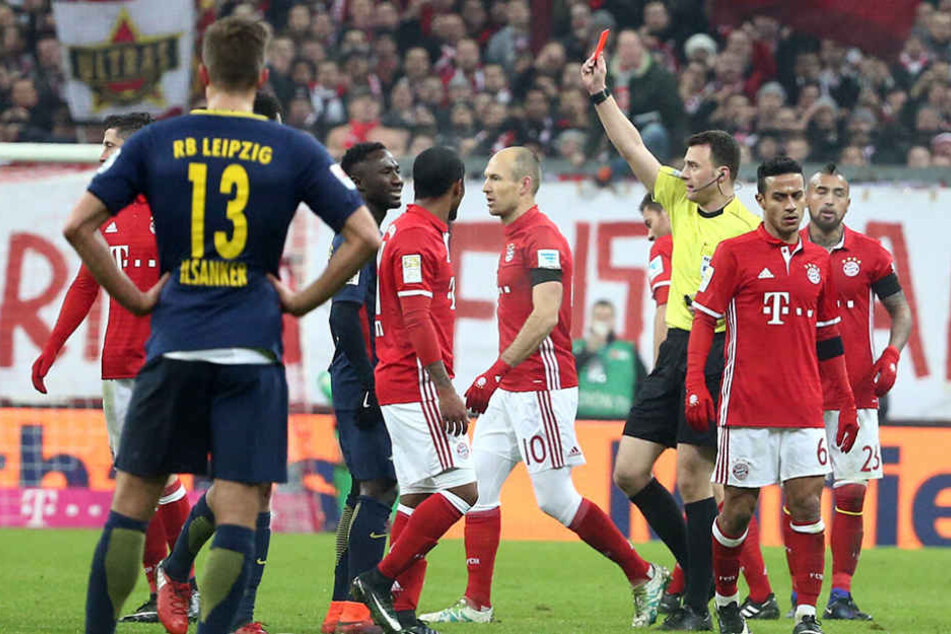 Rote Karte für Emil Forsberg nach einem Foul an Philipp Lahm.