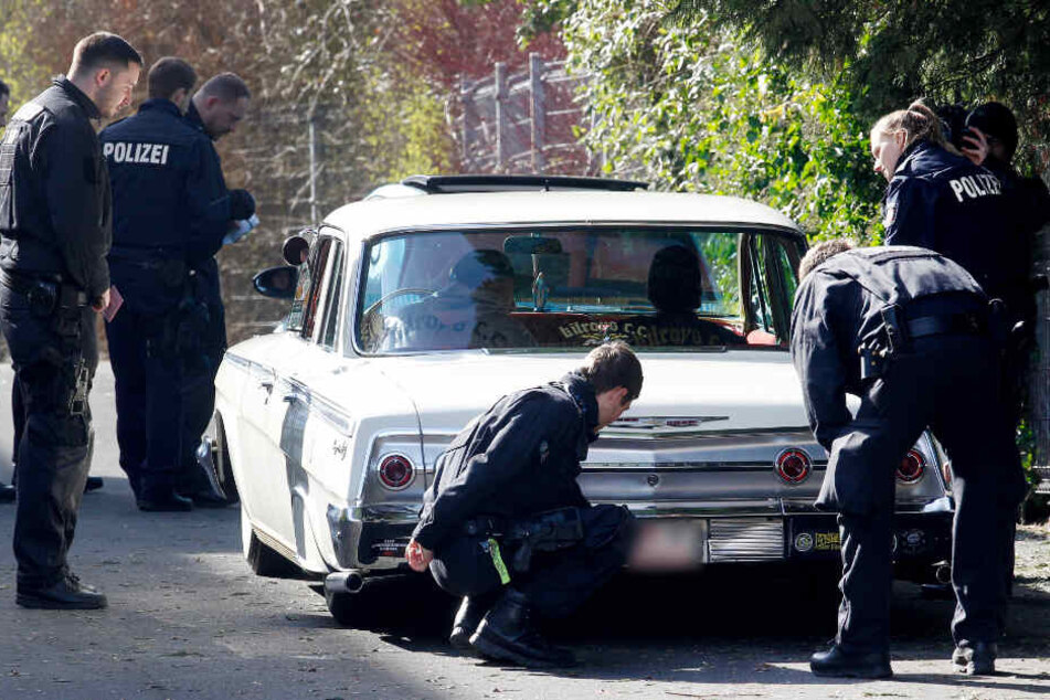 Polizisten kontrollieren einen aufgemotzten Wagen (Symbolfoto).