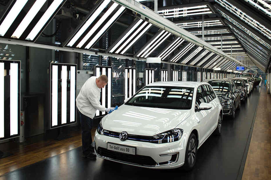 In Dresdens Gläserner Manufaktur wird die Produktion der Strom-Golfs erhöht.