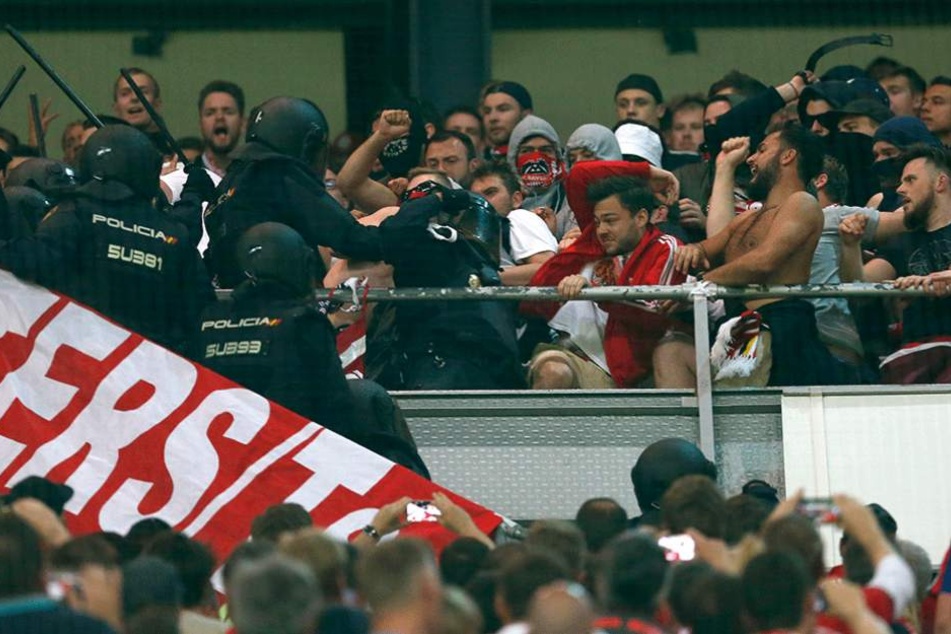 Die Polizei ging äußerst rabiat gegen die Bayernfans vor. Auslöser soll ein nicht genehmigtes Transparent gewesen sein.