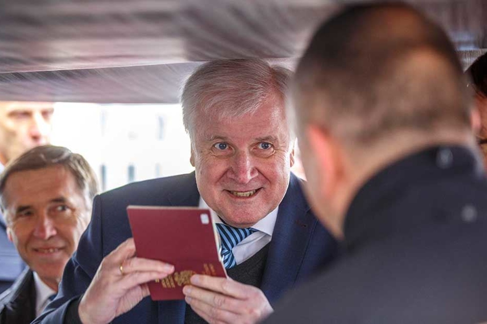 Horst Seehofer ließ sich die Aufgaben der Beamten erklären.