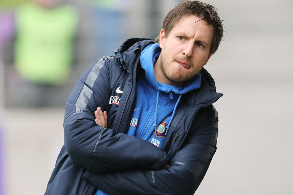 An der Seitenlinie oft unter Strom. Aue-Coach Hannes Drews.
