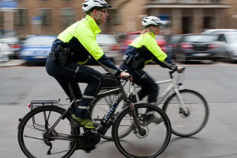 Eine Fahrradstaffel der Polizei nahm die Verfolgung des Verkehrsrowdies auf, konnte ihn nach einer Flucht durch die Jahnallee am Waldplatz stoppen. (Symbolbild)