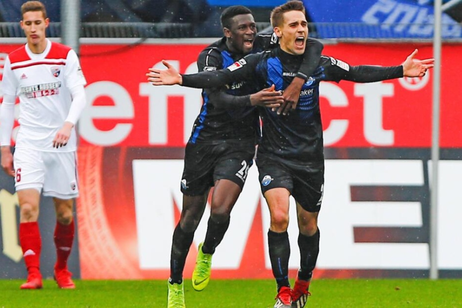 Jamilu Collins (l.) und Philipp Klement (r.) feiern dessen Treffer gegen den FC Ingolstadt.