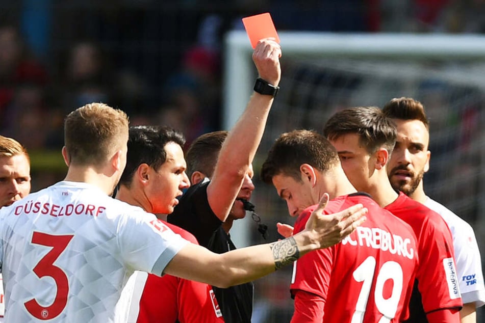 In den unteren Ligen sind die Schiedsrichter aggressiven Spielern relativ schutzlos ausgeliefert. In der Bundesliga ist das glücklicherweise nicht so.