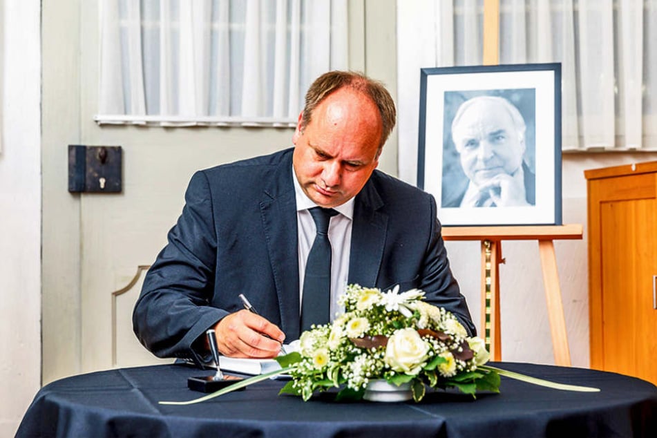 Dresdens Oberbürgermeister Dirk Hilbert (45) schrieb in das Kondolenzbuch für
Helmut Kohl (†87).