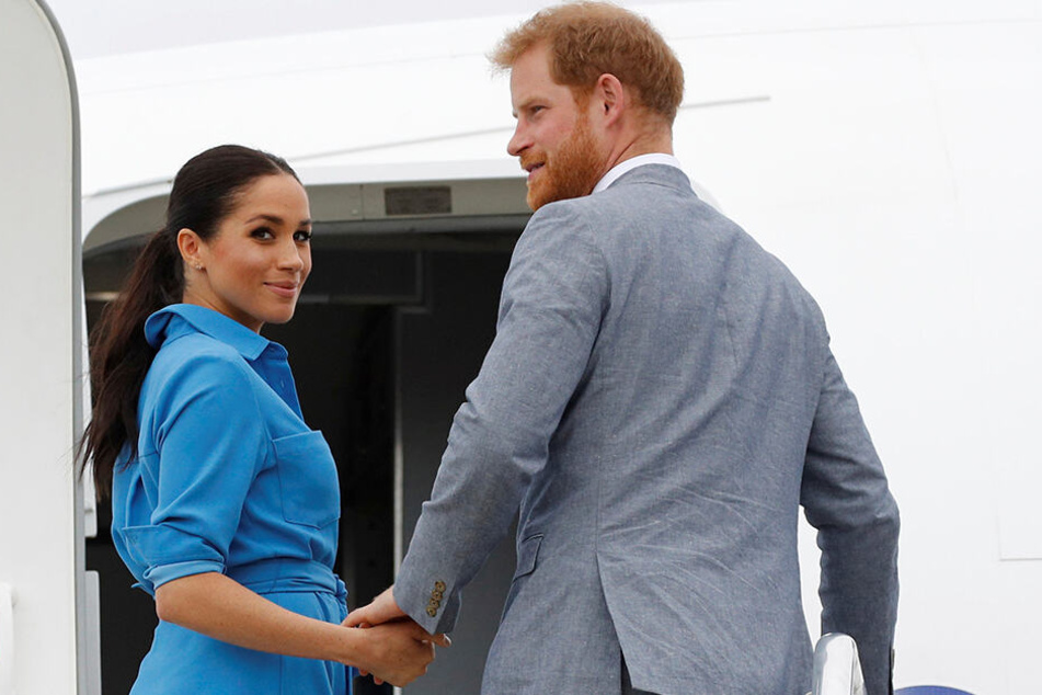 Meghan und Harry gemeinsam an ihrem Privatjet. Den Briten gefällt das nicht sonderlich gut.