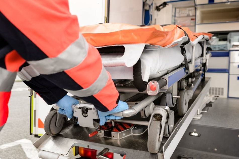 Der Rentner wurde bei dem Unfall schwer verletzt und musste ins Krankenhaus.