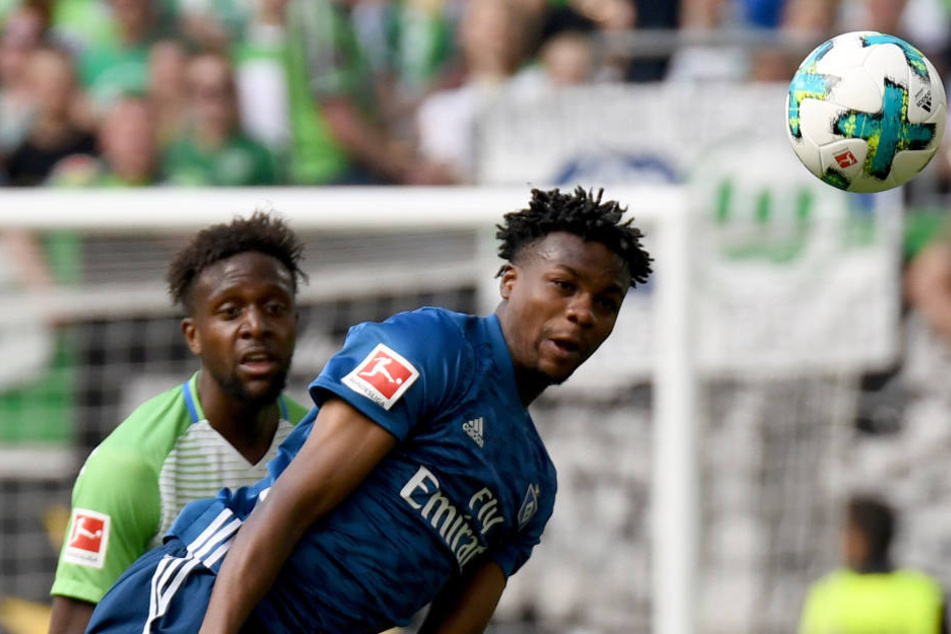 Gideon Jung (rechts) fiel mehrere Monate wegen einer Verletzung aus, war jetzt aber wieder beim HSV-Training dabei (Archivbild).