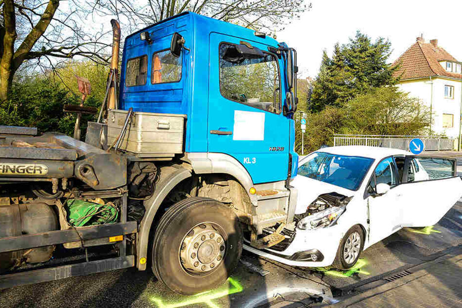 Der Lkw und der Peugeot stießen frontal zusammen.