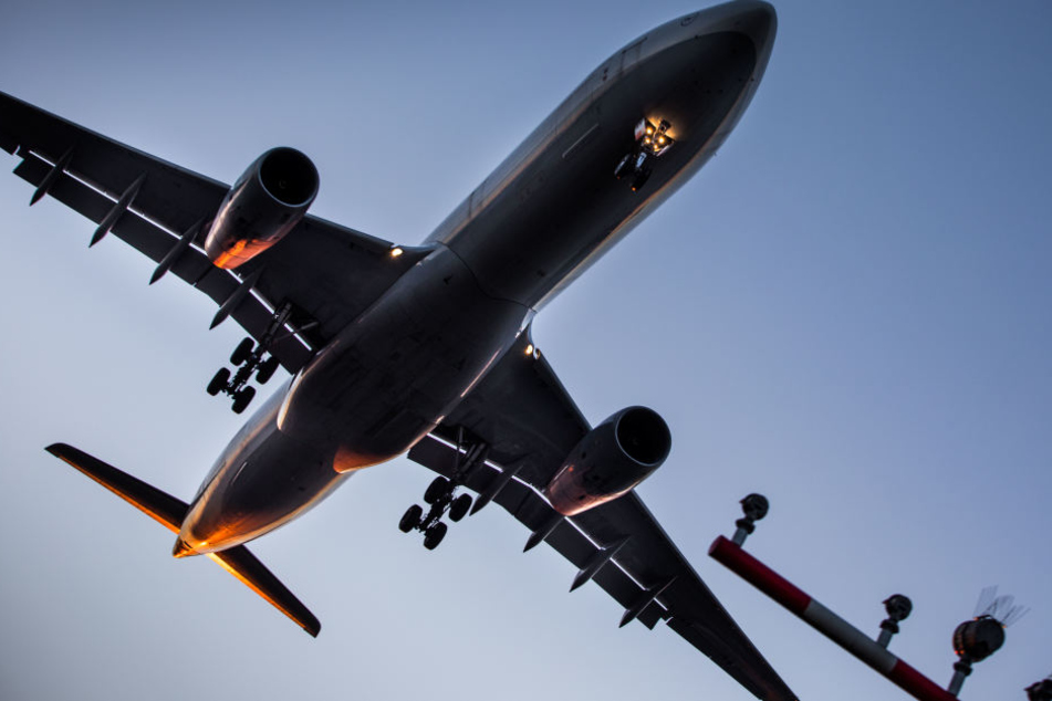 Eine Lufthansa-Maschine setzt zur Landung auf den Frankfurter Flughafen an. (Symbolbild)