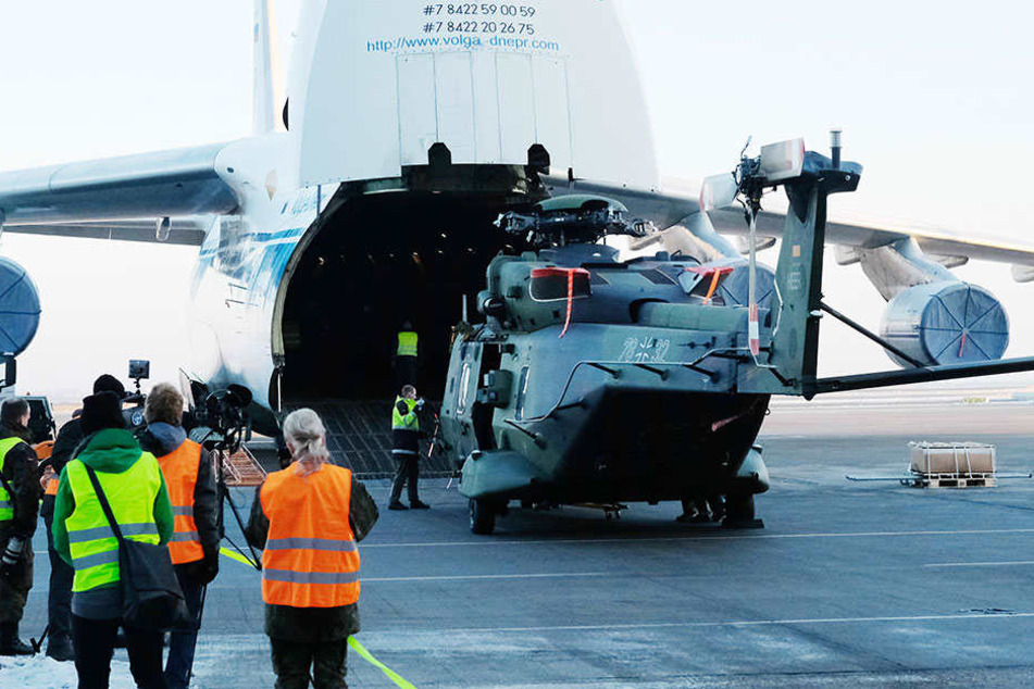 Hier wird der erste von acht Kampfhubschraubern verladen, die zur Unterstützung der UN-Mission "Miusma" nach Mali gebracht werden sollen.