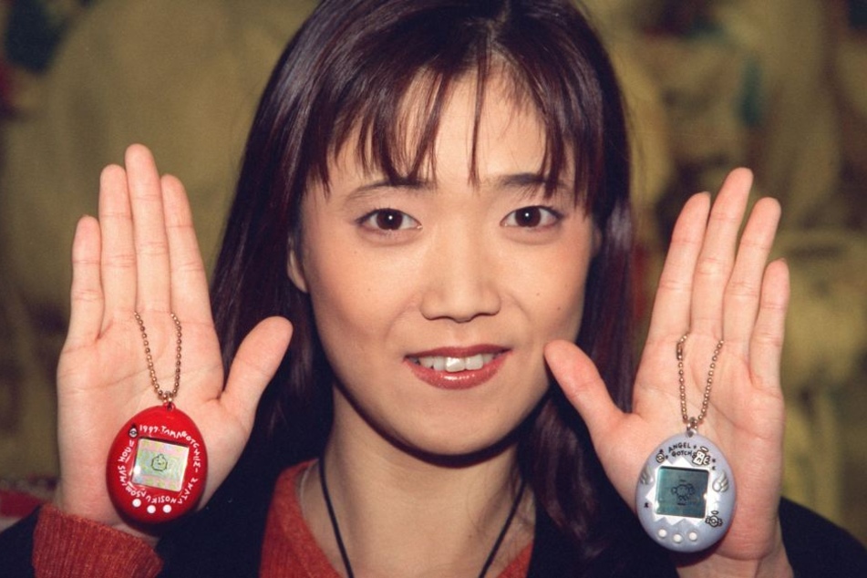 Tamagotchi-Erfinderin Aki Maita zeigt 1997 in Hamburg die elektronischen Quälgeister.