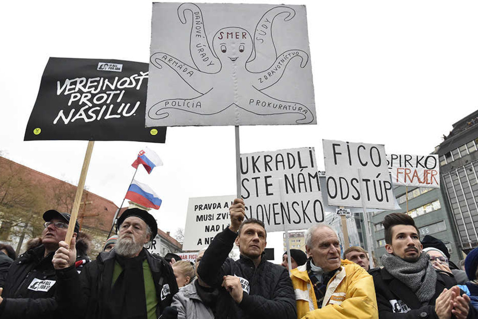Demonstranten halten bei einer Kundgebung am 9. März 2018 in Bratislava Protestschilder in den Händen. Diese richten sich gegen die Regierung und die Mafia unter dem Motto: "Für eine anständige Slowakei".