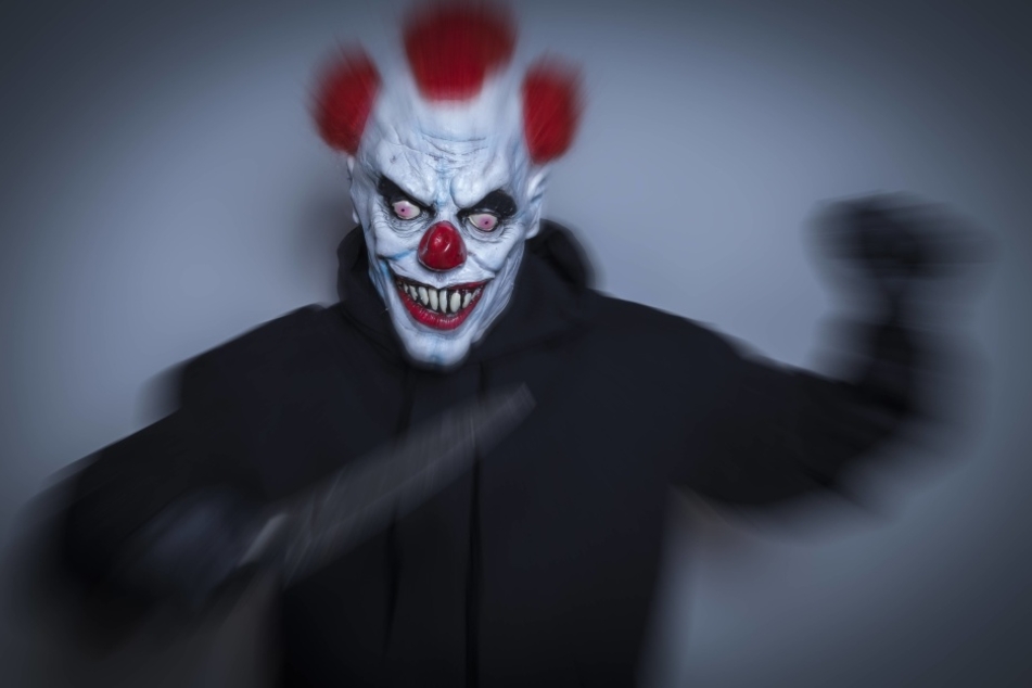 In München ging ein Clown mit einem Messer auf einen Mann los.