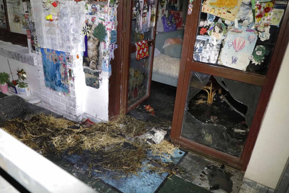 Auf einem Balkon im Erdgeschoss brach das Feuer aus.