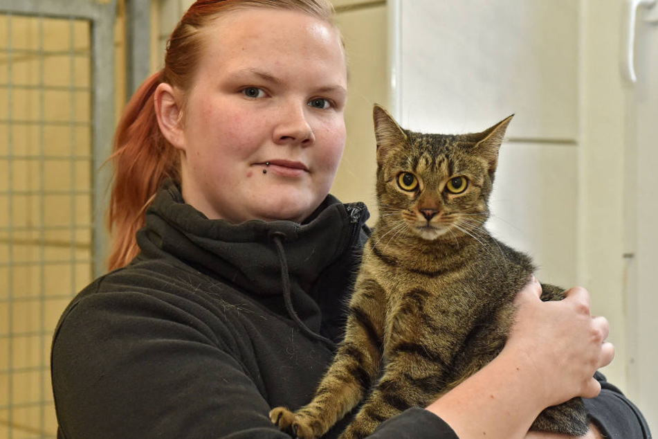 Tierpflegerin Sarah Taffelt (24) mit Katze Naumi (3).