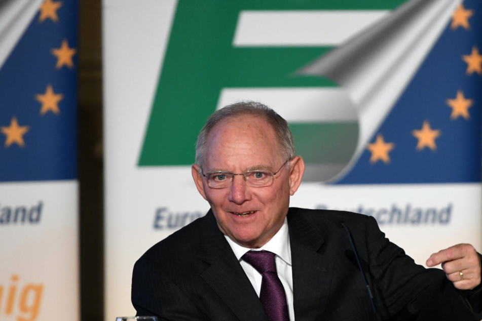 Wolfgang Schäuble hat 2016 nach einem Zeitungsbericht einen Haushaltsüberschuss von sieben Milliarden Euro erzielt.