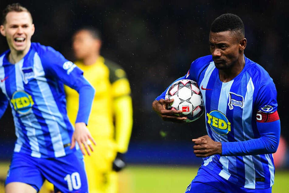 Führte seine Mannschaft als Kapitän aufs Feld und erzielte mit all seiner Erfahrung und Abgeklärtheit einen Doppelpack für Hertha BSC: Salomon Kalou (r.).